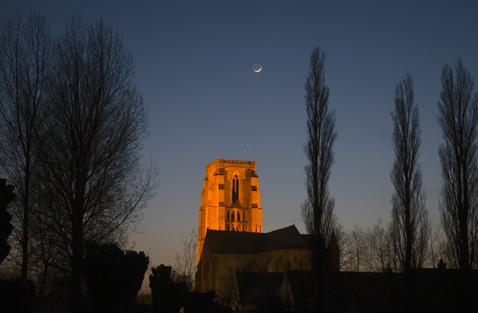 Moon and Venus over Lissewege.jpg