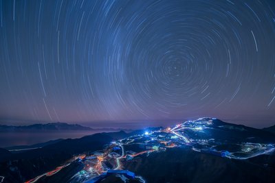 The star trail at mountain peak_small.jpg