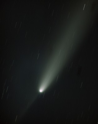 stretch_r_cropped_pp_light_stacked_comet.jpg